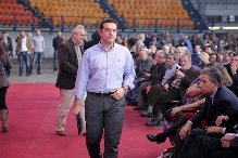 Βρήκαμε ποιοί ράβουν... τον Αλέξη!!! (φωτό)